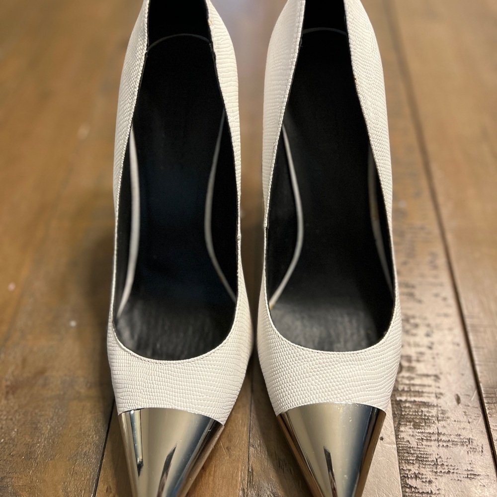 NICHOLAS white leather with silver pointed toe sz 40